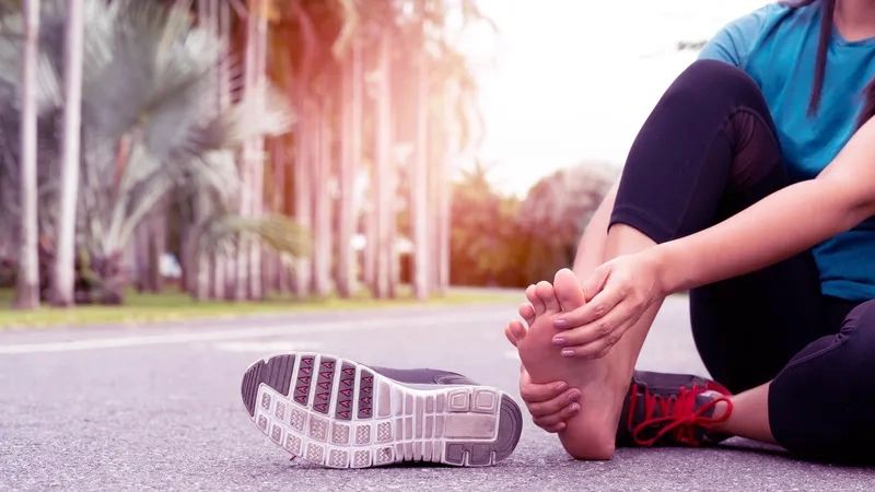 Што сè може да ви предизвика болка во стапалата? Вежби за превенција и корекција